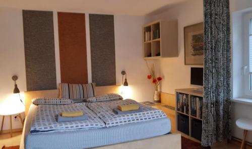 um quarto com uma cama com duas almofadas em Ferienwohnung mit Garten em Berlim