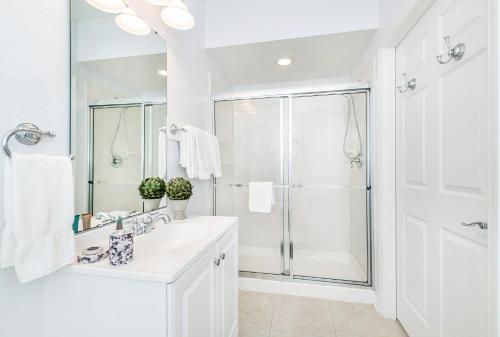 Ένα μπάνιο στο Updated Vista Cay Townhome, 10 min from Universal