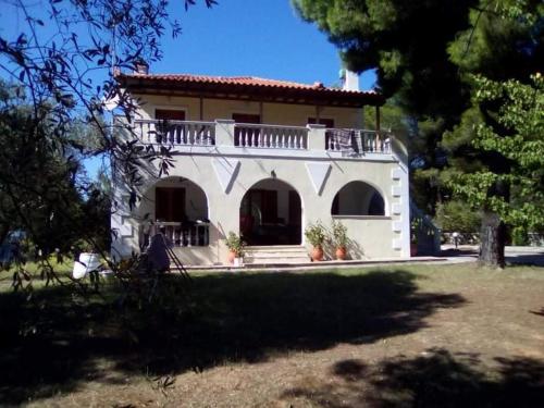 Gallery image of Pine tree house in Troulos