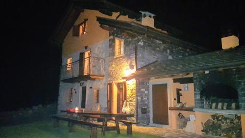 an old stone building with a balcony at night at Baita Eleonora in Argegno