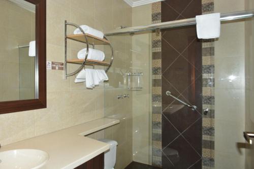 A bathroom at Alejandrina Hotel