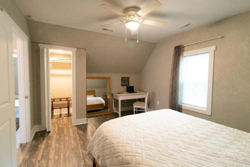 Photo de la galerie de l'établissement Spacious Rustic Downtown Market St 1 Bedroom Apt, Sleeps Up to 5, Steps to Honeywell & Eagles Theatre, à Wabash