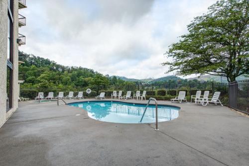 Swimming pool sa o malapit sa Gatlinburg Chateau Rentals