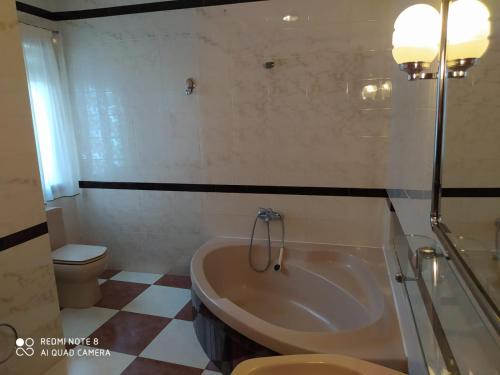 een badkamer met een bad, een toilet en een wastafel bij La Casa del Montero in El Pedroso