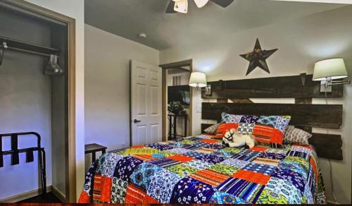 een slaapkamer met een bed met een knuffeldier erop bij Prairie Star in Escalante