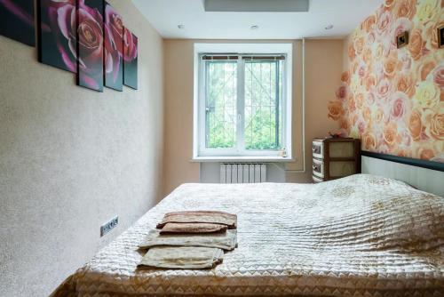 プーシキンにあるPisatelskie Apartamentのベッドルーム1室(ベッド1台、タオル2枚付)