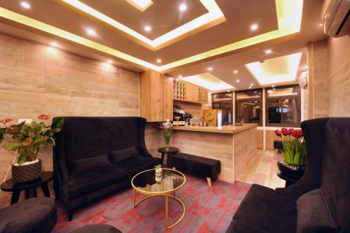 - un salon avec un canapé et une table dans l'établissement Tzukim Desert Traveler's Hotel - מלון צוקים, à Mitzpe Ramon