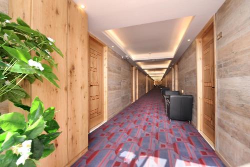 a hallway with wooden walls and a carpeted floor at Tzukim Boutique - Desert Traveler's Hotel in Mitzpe Ramon - מלון בוטיק צוקים in Mitzpe Ramon