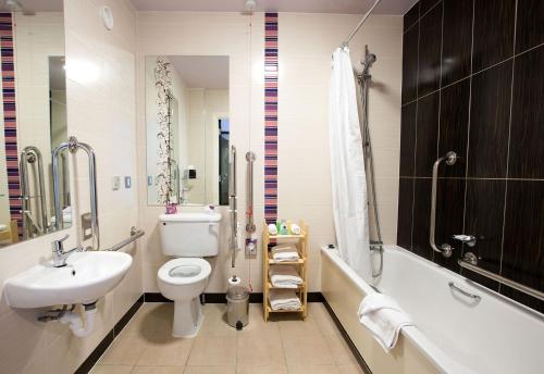 Ένα μπάνιο στο Crowne Plaza Dublin Blanchardstown, an IHG Hotel