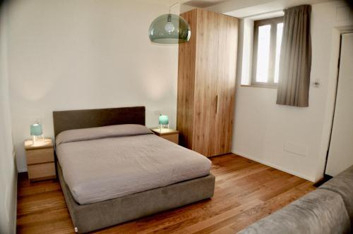 1 dormitorio con 1 cama, 1 ventana y 2 lámparas en M Suite en San Benedetto del Tronto