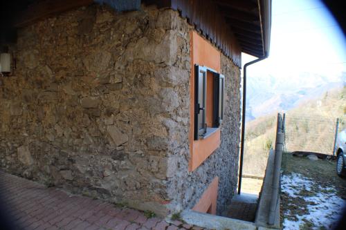 a stone building with a window on the side of it at I laghi di Spettino in Antea