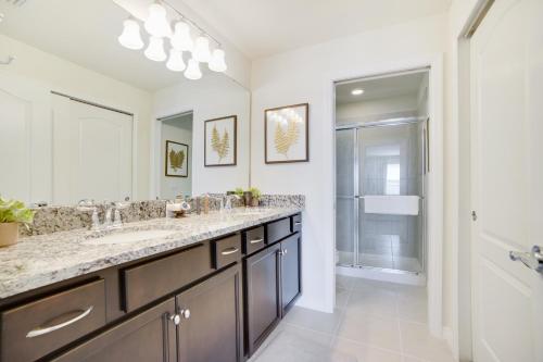 a bathroom with two sinks and a large mirror at Townhome Splash Pool BBQ FREE Water Park in Kissimmee