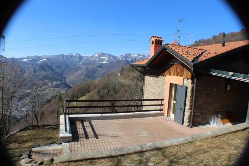a house with a balcony with a view of mountains at I laghi di Spettino in Antea