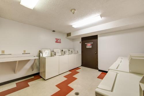 una habitación vacía con lavadoras y secadoras en un edificio en Laurel Inn, en Gatlinburg