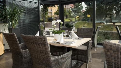 a dining table and chairs in a restaurant at Hotel Maucksches Gut in Freiberg