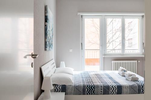 Säng eller sängar i ett rum på Lido Apartments by Quokka 360 - 5 min from the centre and the Lugano Lido