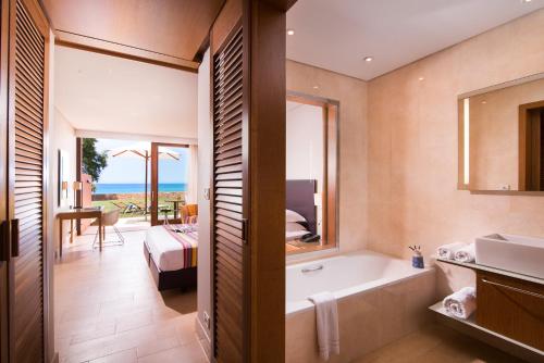 Koupelna v ubytování Kernos Beach Hotel & Bungalows