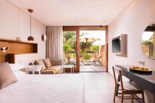 Ένα ή περισσότερα κρεβάτια σε δωμάτιο στο Kernos Beach Hotel & Bungalows