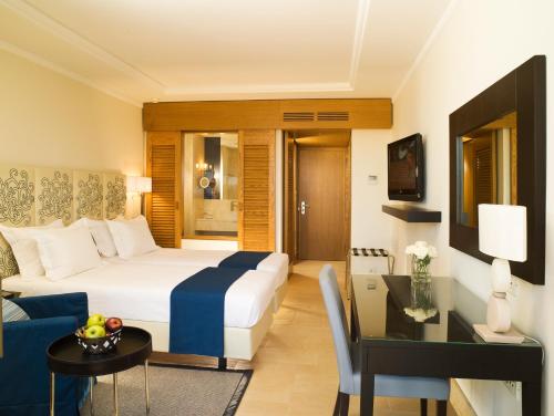 Μια τηλεόραση ή/και κέντρο ψυχαγωγίας στο Kernos Beach Hotel & Bungalows