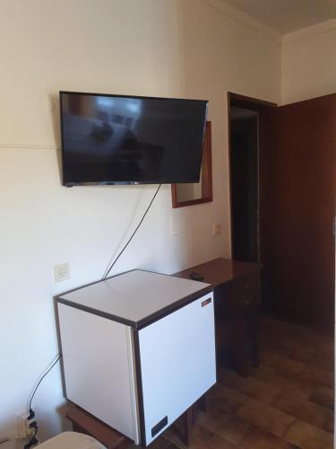 a flat screen tv hanging on a wall at Residencial Campo-Mar by Umbral in Portimão