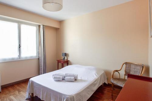 ein Schlafzimmer mit einem Bett mit zwei Handtüchern darauf in der Unterkunft Le Refuge Acajou - Welkeys in Nizza