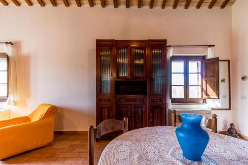 una habitación con una mesa con un jarrón encima en Country House La Fattoria Di Paolo, en Treia