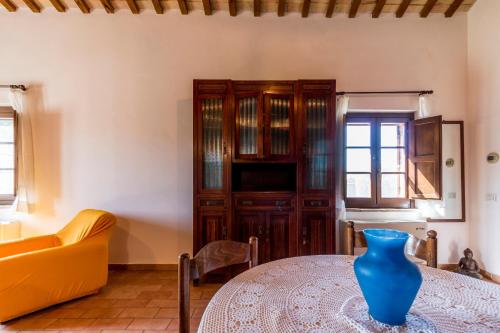 a room with a table with a vase on it at Country House La Fattoria Di Paolo in Treia