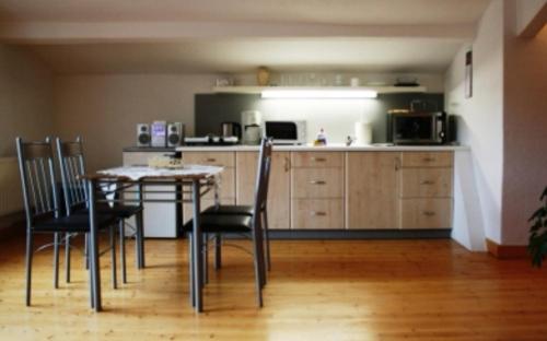 cocina con mesa, sillas y barra en Ferienwohnung Haus Edith in Laufenburg, en Laufenburg