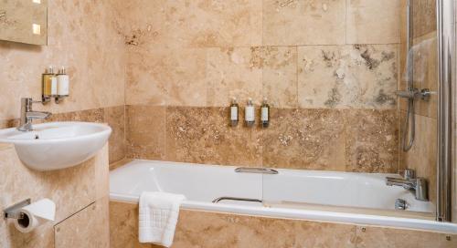 Un baño de The Five Arrows Hotel