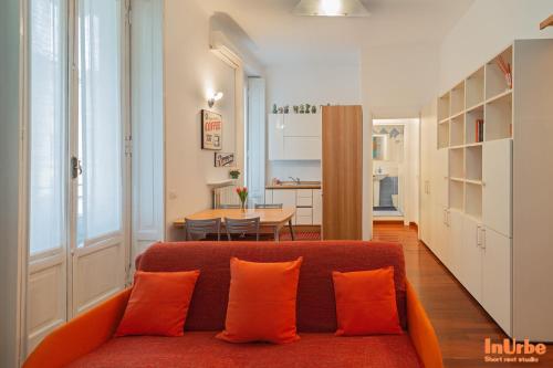 ミラノにあるInUrbe - Navigli Studioのリビングルーム(オレンジ色の枕とソファ付)