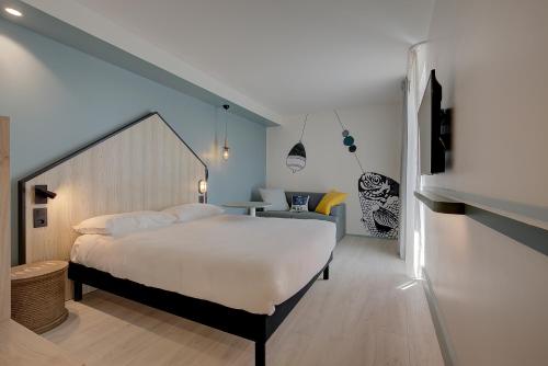 A bed or beds in a room at ibis Styles Arcachon Gujan Mestras