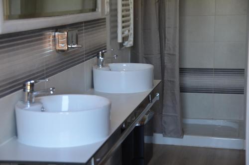 a bathroom with two sinks and a shower at Rollarthouse in Rollamienta