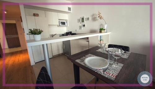 een tafel met een bord in de keuken bij Medrano Kind in Buenos Aires