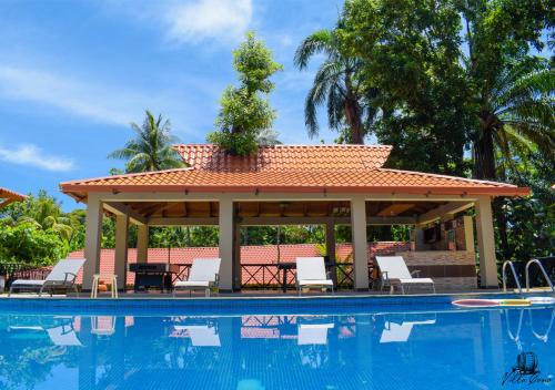 Piscine de l'établissement Auberge Villa Cana ou située à proximité