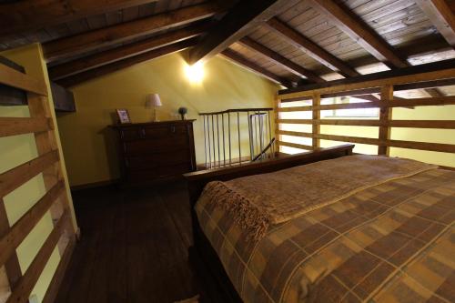a bedroom with a bed in a room with wooden ceilings at I laghi di Spettino in Antea
