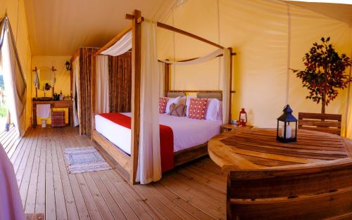 een slaapkamer met een bed in een tent bij Glamping Entre Rios in Calarcá