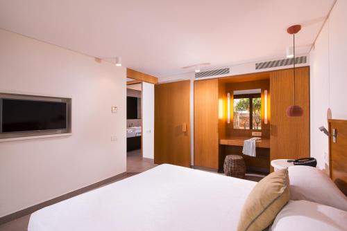 Μια τηλεόραση ή/και κέντρο ψυχαγωγίας στο Kernos Beach Hotel & Bungalows