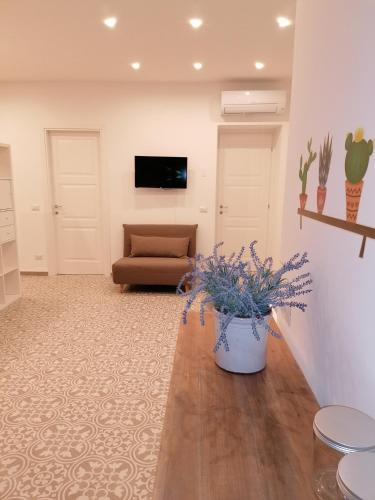 a living room with a couch and a table at La Casa di Pitti in Anacapri