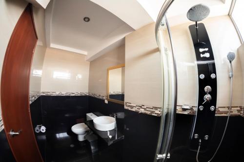 Koupelna v ubytování Costa Del Inka Hotel