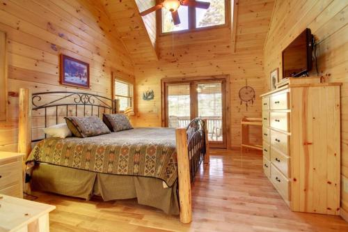 Postel nebo postele na pokoji v ubytování Cherokee Dream Mountain Lodge