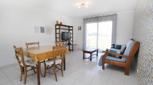 un salon avec une table et des chaises de salle à manger dans l'établissement Les Gites des Noyerettes, à Bésayes