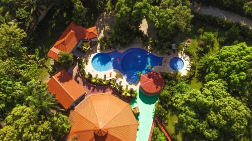 uma vista panorâmica de um resort com uma piscina em Auberge Villa Cana em Cabo Haitiano