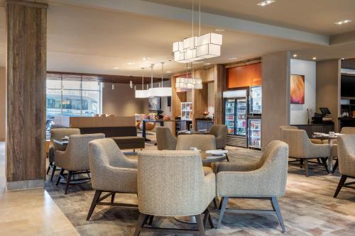 Χώρος καθιστικού στο Cambria Hotel Omaha Downtown