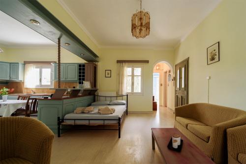 een keuken en een woonkamer met een bank en een tafel bij Mother's House in syros Aegean sea in Posidhonía