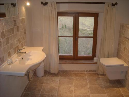 プラ・ド・モロ・ラ・プレストにあるMas Taillet Maison de Xatartのバスルーム(洗面台、トイレ付)、窓が備わります。