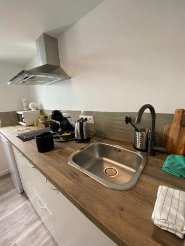 Η κουζίνα ή μικρή κουζίνα στο Maison d'hôtes Romarine