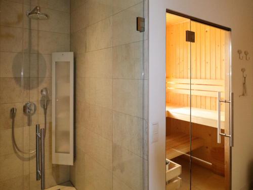 Et badeværelse på Luxury villa with sauna and jacuzzi at the lake