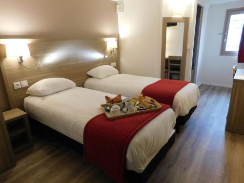 Un pat sau paturi într-o cameră la The Originals City, Hôtel Ambacia, Tours Sud