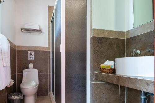 A bathroom at Molinillos Mountain Resort