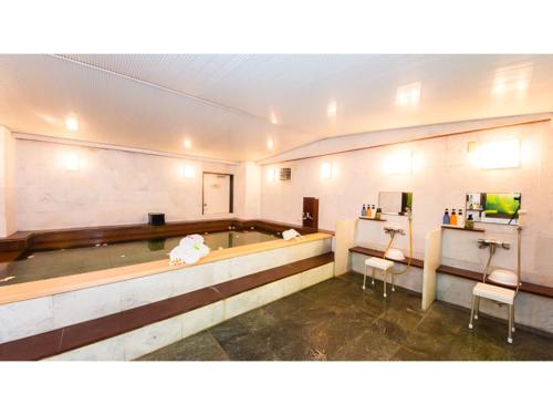 a large room with a bath tub in it at Garden hotel Shiunkaku Higashimatsuyama / Vacation STAY 77481 in Matsuyama